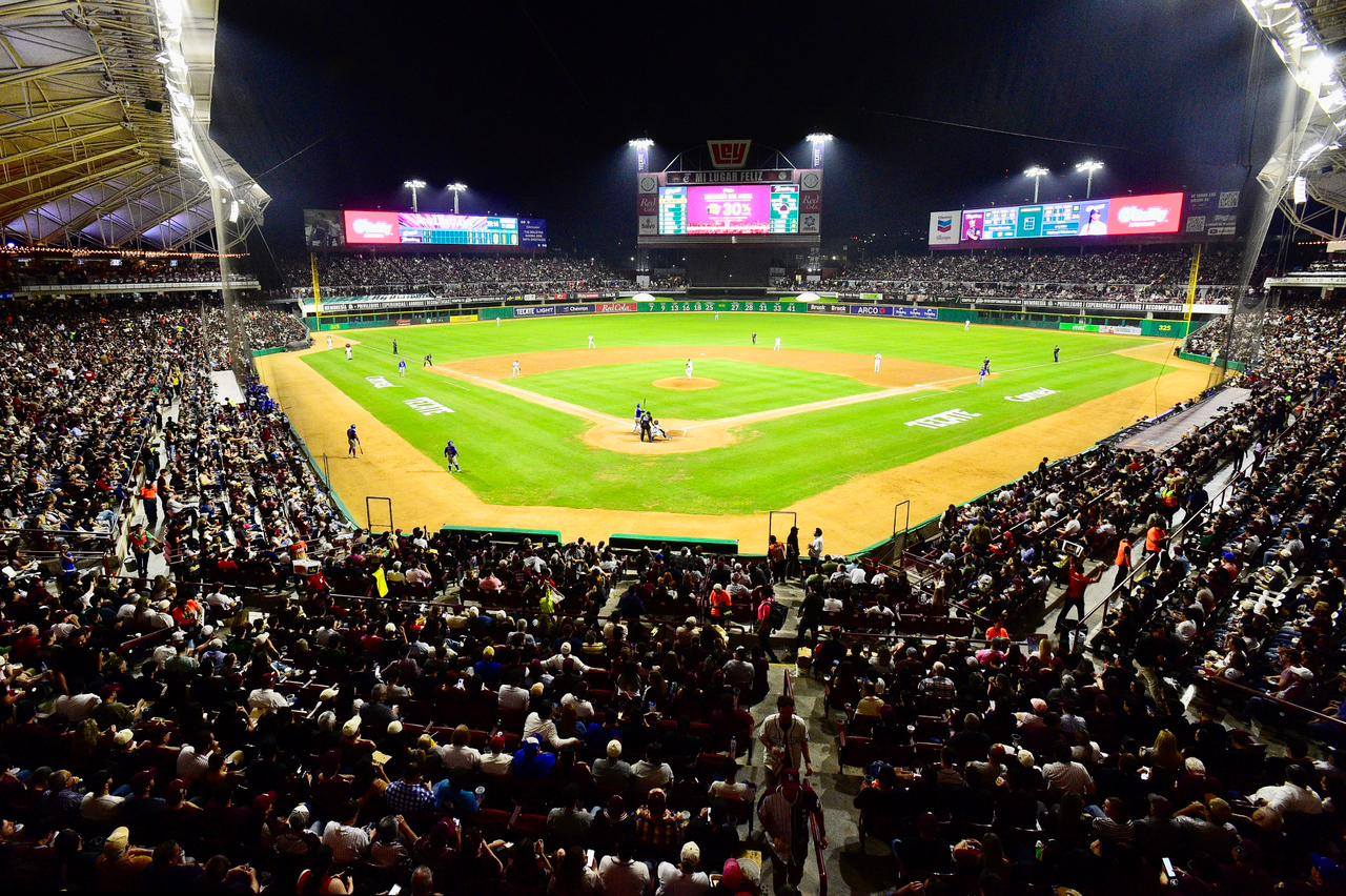 Abarrotan aficionados el Estadio Tomateros para apoyar al  equipo local que busca conseguir el título 14 en la revancha contra Los Charros de Jalisco
