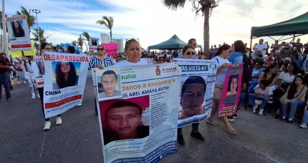 Colectivos de búsqueda de desaparecidos participan en el desfile del Carnaval de Mazatlán