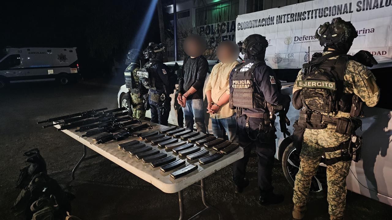 Detienen a dos civiles equipados con seis fusiles, equipo táctico y carros robados, en La Campiña