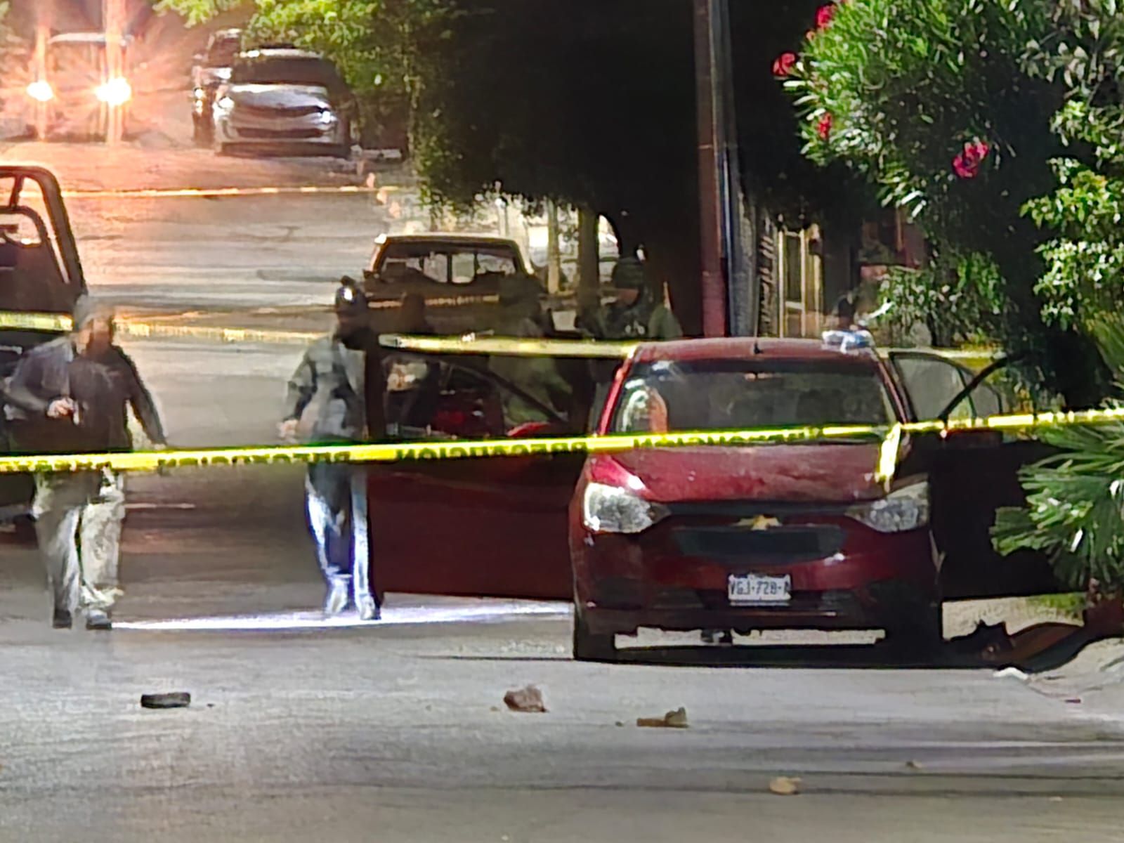 𝐀𝐒𝐄𝐒𝐈𝐍𝐀𝐍 𝐀 𝐔𝐍 𝐇𝐎𝐌𝐁𝐑𝐄 𝐘 𝐃𝐄𝐉𝐀𝐍 𝐀 𝐎𝐓𝐑𝐎 𝐇𝐄𝐑𝐈𝐃𝐎 𝐄𝐍 𝐀𝐓𝐀𝐐𝐔𝐄 𝐀 𝐁𝐀𝐋𝐀𝐙𝐎𝐒 𝐄𝐍 𝐋𝐎𝐒 Á𝐍𝐆𝐄𝐋𝐄𝐒, 𝐂𝐔𝐋𝐈𝐀𝐂Á𝐍