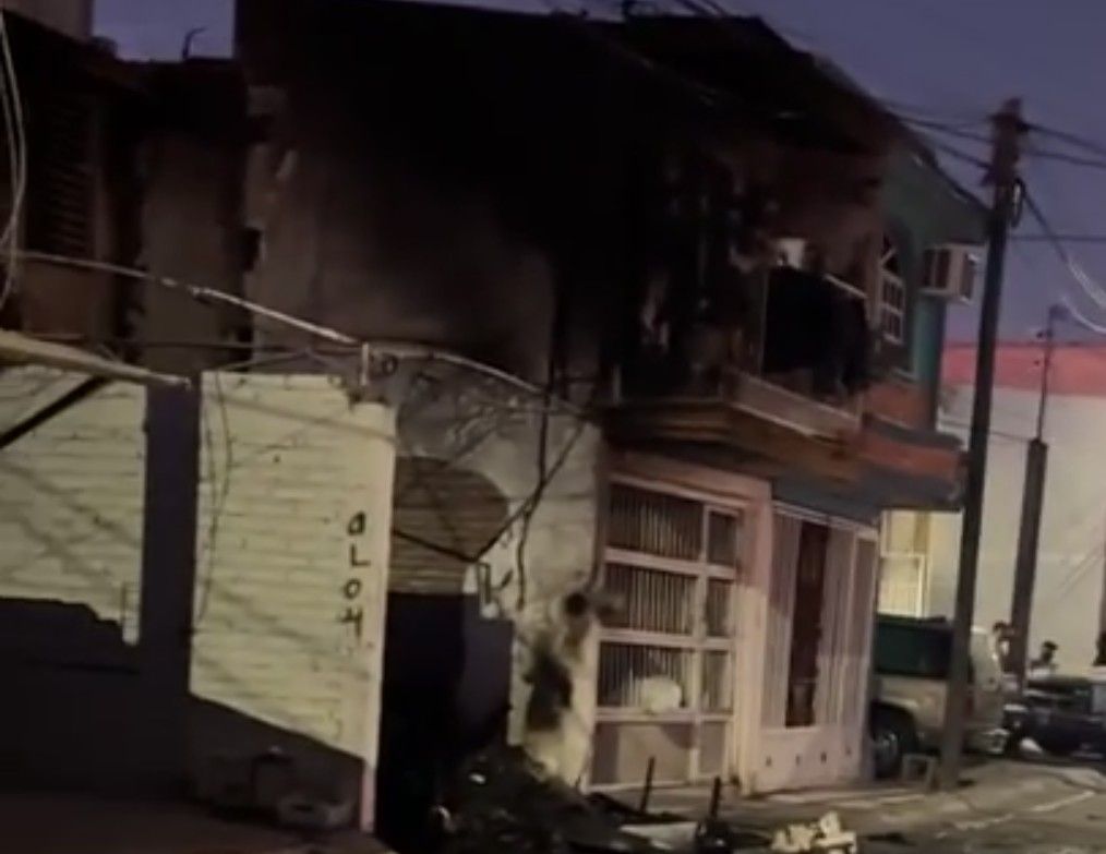 Una mujer murió al quedar atrapada en una vivienda  incendiada por hombres armados
