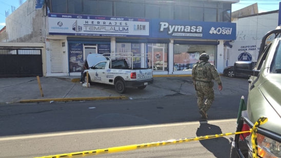 Le disparan a un hombre en Lomas del Boulevard; logra escapar y las balas alcanzan dos vehículos en Culiacán