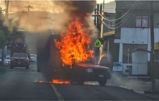 Michoacán amanece con bloqueos y vehículos incendiados