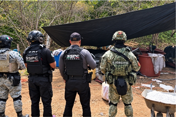 En Guerrero, fuerzas federales aseguran tres laboratorios con casi 8 toneladas y más de 25 mil litros de sustancias y precursores químicos